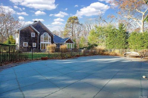 2600 Paradise Point Rd, Southold NY  11971-5109 exterior
