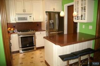 9 Chopin Dr, Paterson NJ  07506-3506 exterior