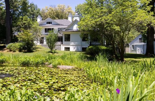 70 Bacon Rd, Westbury NY  11568-1503 exterior