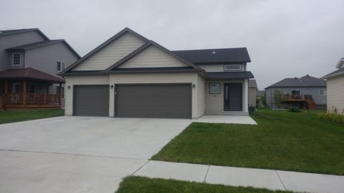 1411 36th St, Moorhead, MN 56560-8181