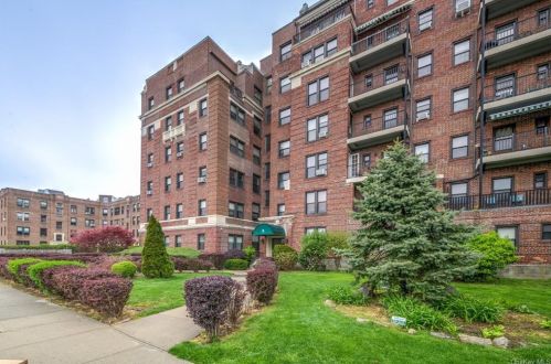 5 Circuit Rd, New Rochelle NY  10805-1925 exterior