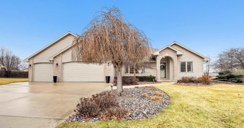 2834 Weeping Willow Dr, Green Bay, WI 54313-3948