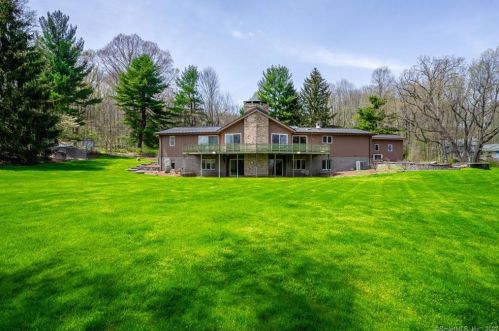 9 Stuart Dr, Bloomfield CT 06002-1524 exterior