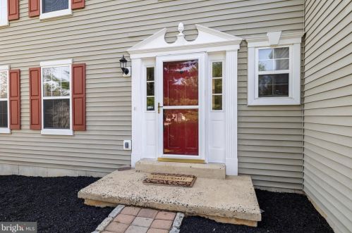 209 Thornridge Dr, Downingtown, PA 19372-1064