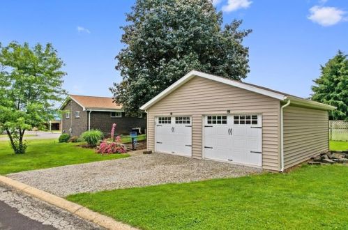 3300 Oakland Dr, Mckeesport, PA 15133-2212