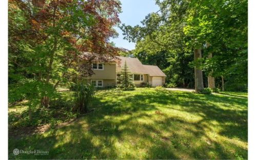 58 Woodlawn Ave, Oakdale, NY 11769-1123