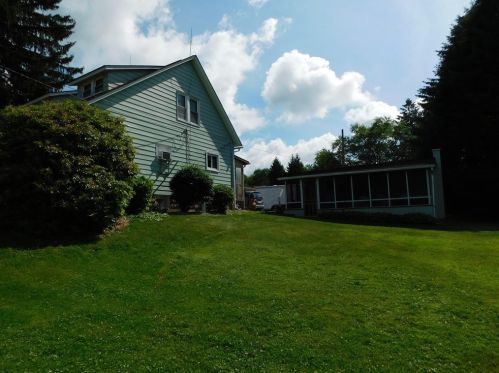 3941 Hollow Rd, New Castle, PA 16101-6517