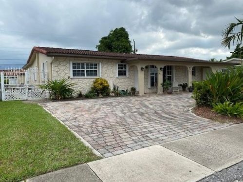 874 70th Pl, Hialeah FL  33014-5220 exterior