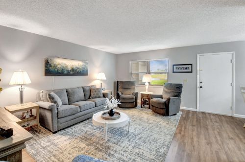 828 Flanders R, Delray Beach FL  33484-5380 exterior