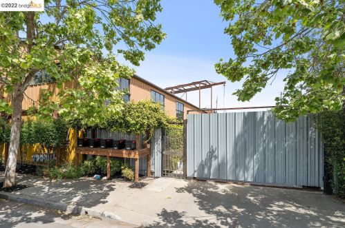 2858 Helen St, Oakland CA  94608-4026 exterior