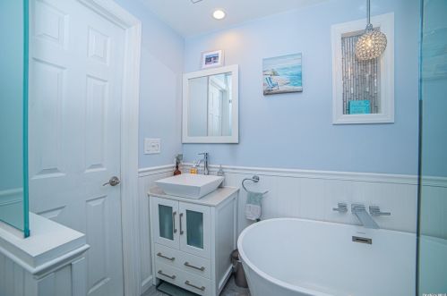 695 9th St, North Lindenhurst NY  11757-5543 exterior