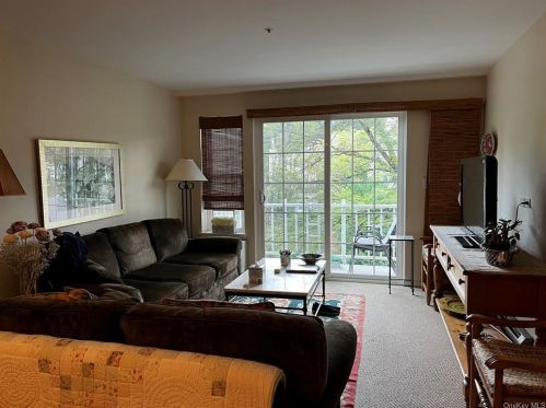 500 Pondside Dr, White Plains, NY 10607-1308
