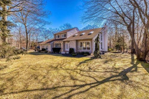 10 Hampton Dr, Center Moriches, NY 11934-2701