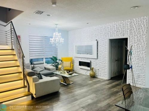 16195 28th Ct, Hollywood FL  33027-5210 exterior