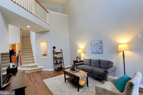 302 Maple Dr, Hanover, PA 17331-9417