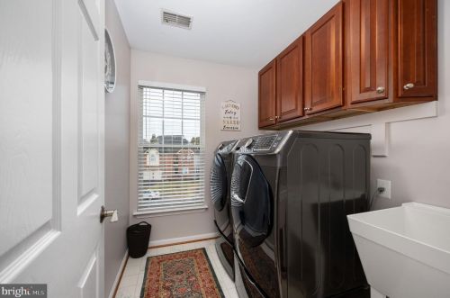 7226 Lyndam Hill Cir, Lorton VA  22079-4509 exterior