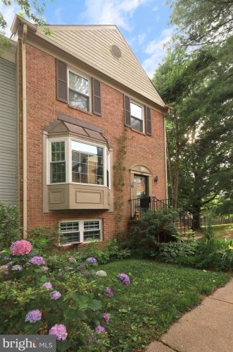 6162 Forest Creek Ct, Springfield, VA 22152-1445