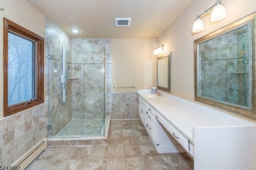 5 Round Hill Ter, Kinnelon NJ  07405-3217 exterior