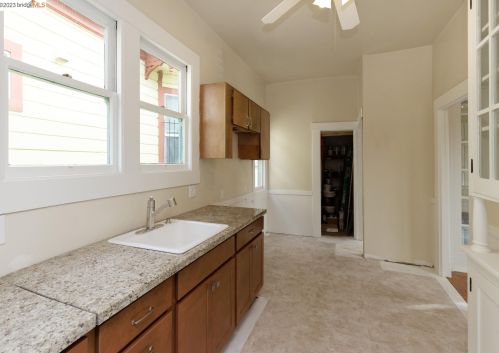 2509 Filbert St, Oakland CA 94607-2920 exterior