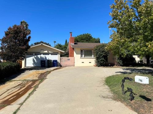 746 Osborne St, Vista, CA 92084-1806