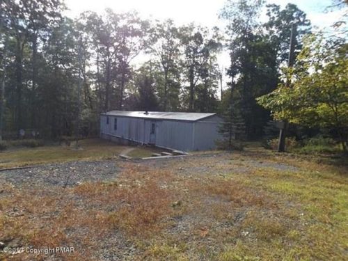 196 Moonlight Dr, Cresco, PA 18326-7790