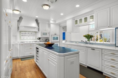 700 John St, Manhattan Beach CA  90266-5838 exterior