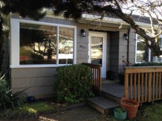 854 Glasgow Ave, Tongue Point, OR 97103-5808