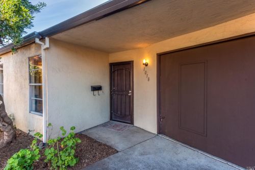 1018 Damon Ct, Santa Rosa, CA 95401-8725