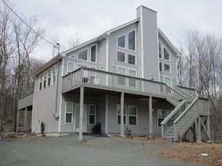 315 Powderhorn Dr, Lackawaxen, PA 18435-7853
