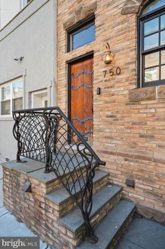750 9th St, Philadelphia PA  19147-2837 exterior