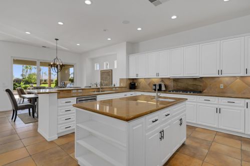 56430 Muirfield Vlg, La Quinta CA  92253-7648 exterior