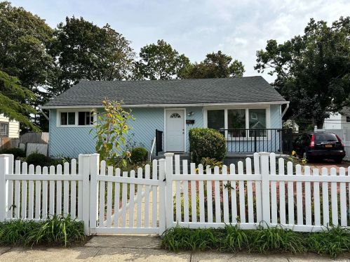 17 Prospect St, Amityville, NY 11701-2027