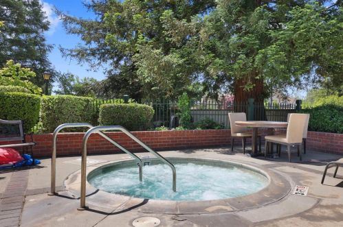 1132 Rivergate Dr, Lodi CA  95240-0555 exterior