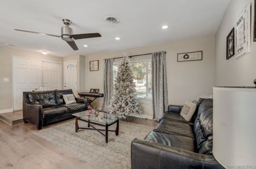 560 Los Angeles Dr, Vista, CA 92083-3443