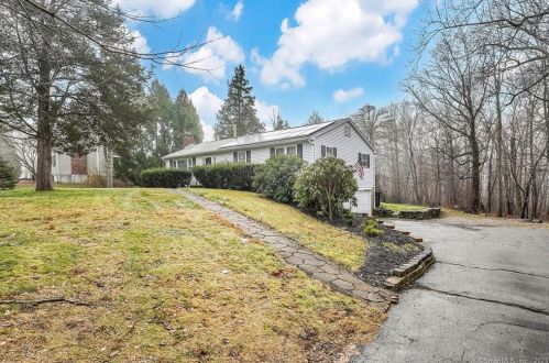 37 Victoria Dr, Colchester CT  06415-2319 exterior