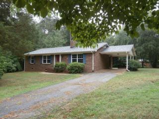 2330 Summerlin St, Winston Salem, NC 27103-5529