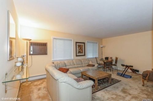 6 Kerri Ct, Huntington Station NY  11746-2000 exterior