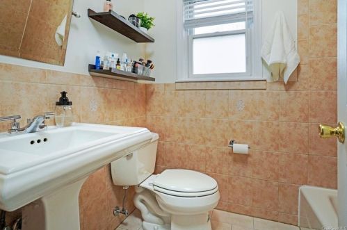 166 Harding Ave, White Plains NY  10606-1309 exterior