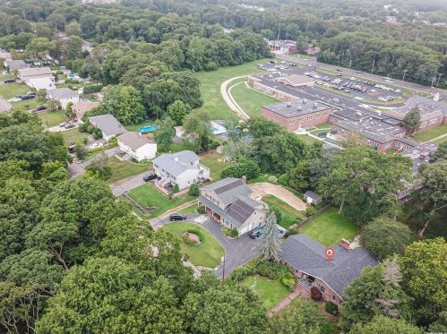 195 Franklin Rd, Oakdale NY  11769-2243 exterior