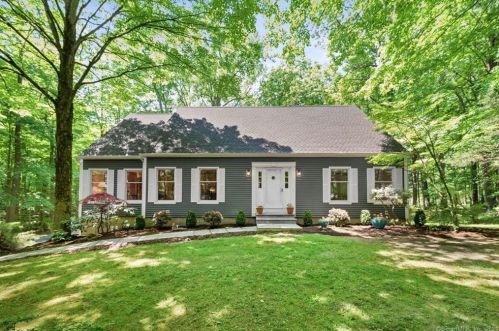 16 Old Pierce Rd, Ridgefield, CT 06877-2711