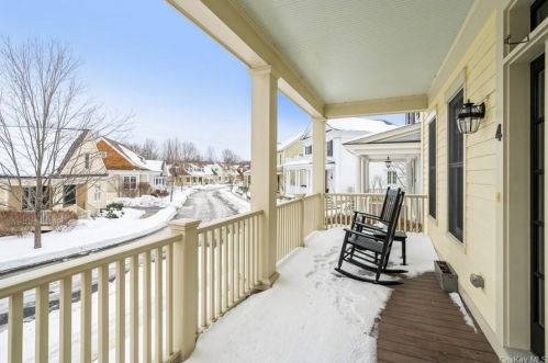 4 White Oak St, Warwick, NY 10990-3575