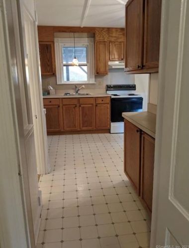 11 Starr Pl, East Hampton CT  06424-1215 exterior