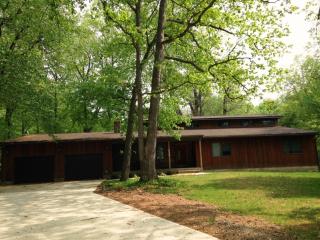 625 Roberge Dr, Westwood, NJ 07675-6272
