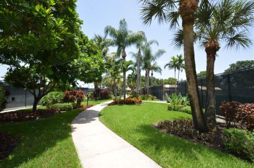 9 Windsor Ln, Boynton Beach FL  33436-6063 exterior