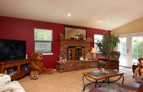 643 Glen Cairon Dr, Santa Maria, CA 93455-3857