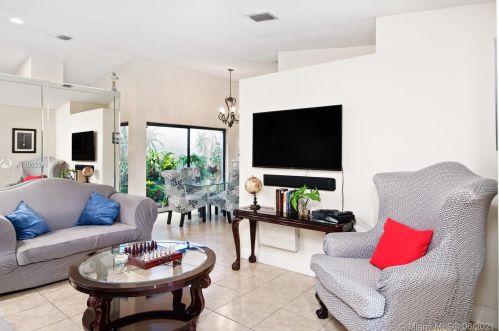 6646 175th Ter, Hialeah, FL 33015-4481