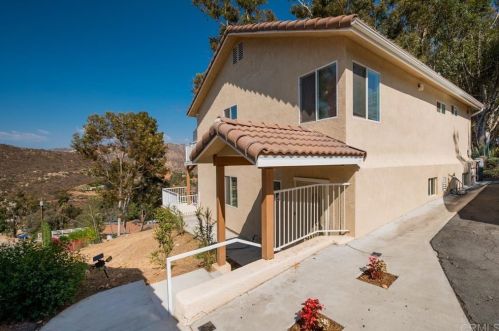 11941 Rocoso Rd, Lakeside, CA 92040-1037