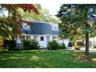 15 Waverly Rd, East Providence, RI 02915-1472