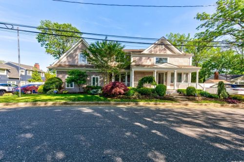 31 Rosewood Rd, San Remo, NY 11754-2412