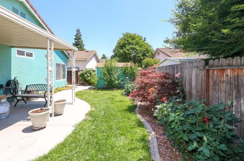 3387 Four Seasons Dr, Turlock CA  95382-9713 exterior